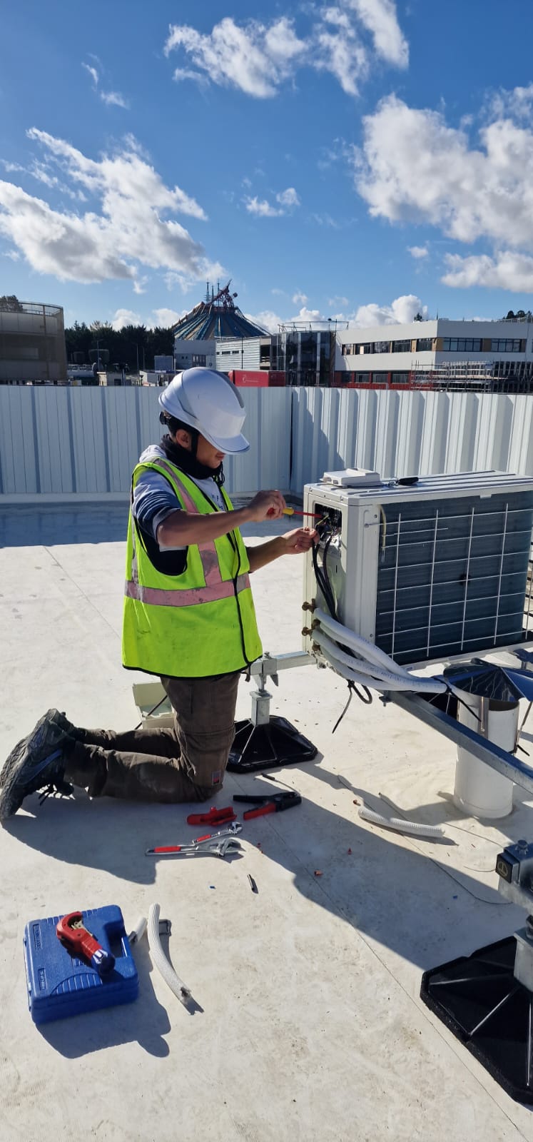 anov-energie-installation-en-cours-climatisation-groupe-exteri-disneyland-paris-77