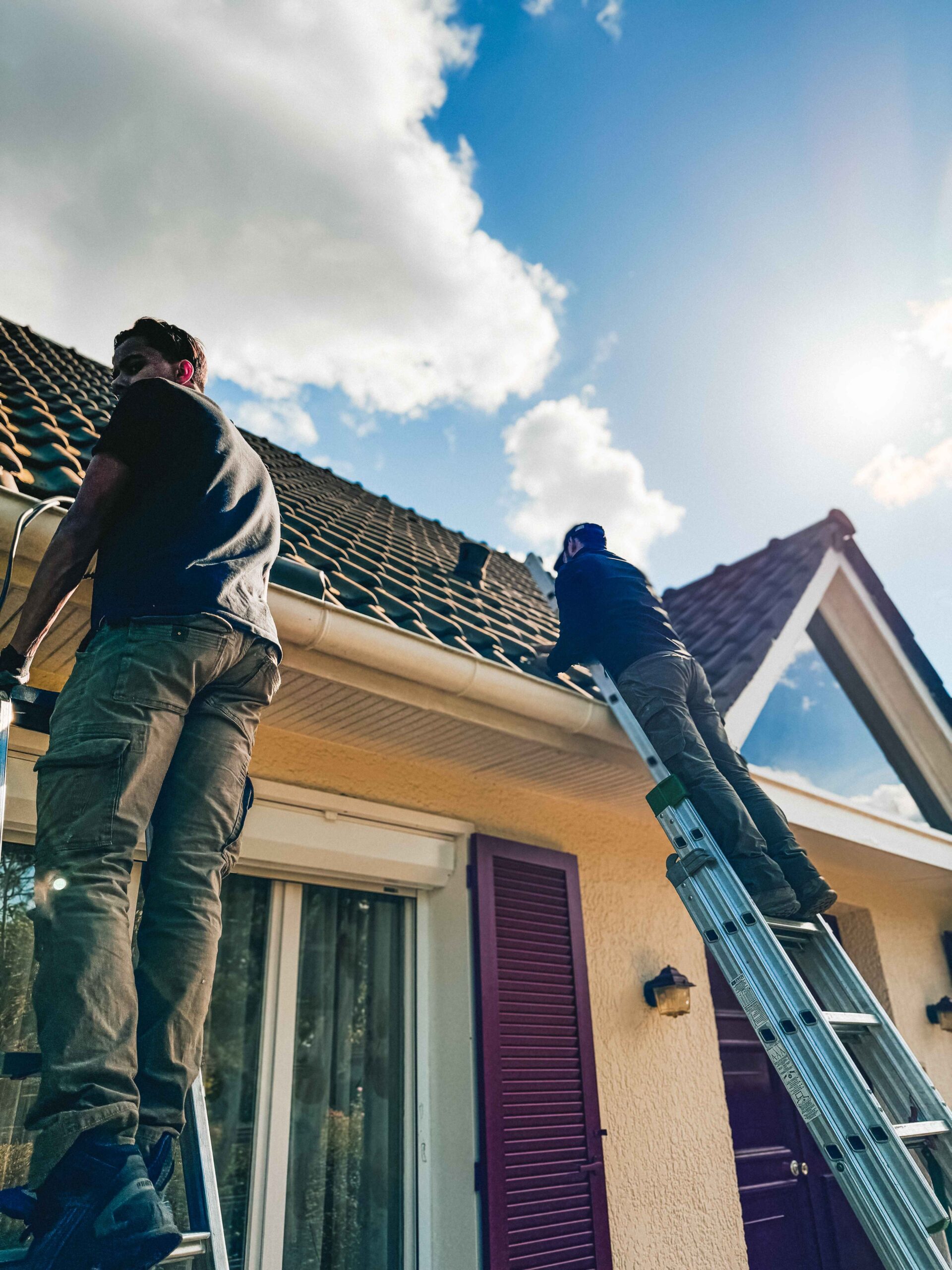 Artisans Anov Energie en train de faire l'installation de climatisation et le passage de câble électrique sur une maison.