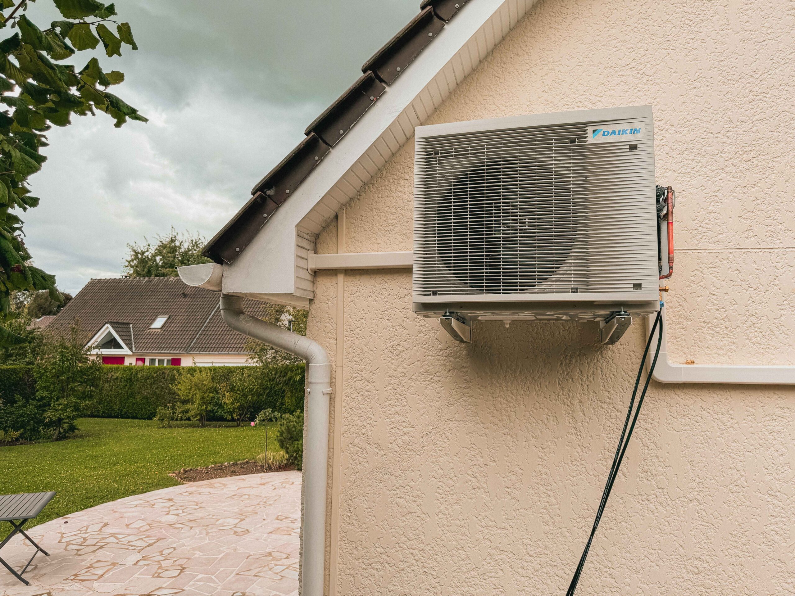 Climatisation extérieure installée par Anov Energie.