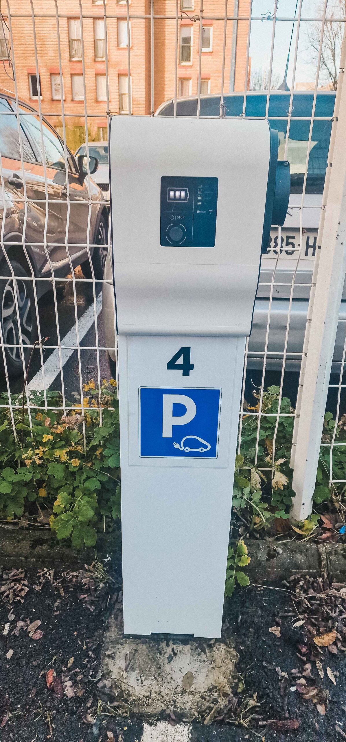 Borne électrique installée par l'entreprise Anov Energie certifiée.